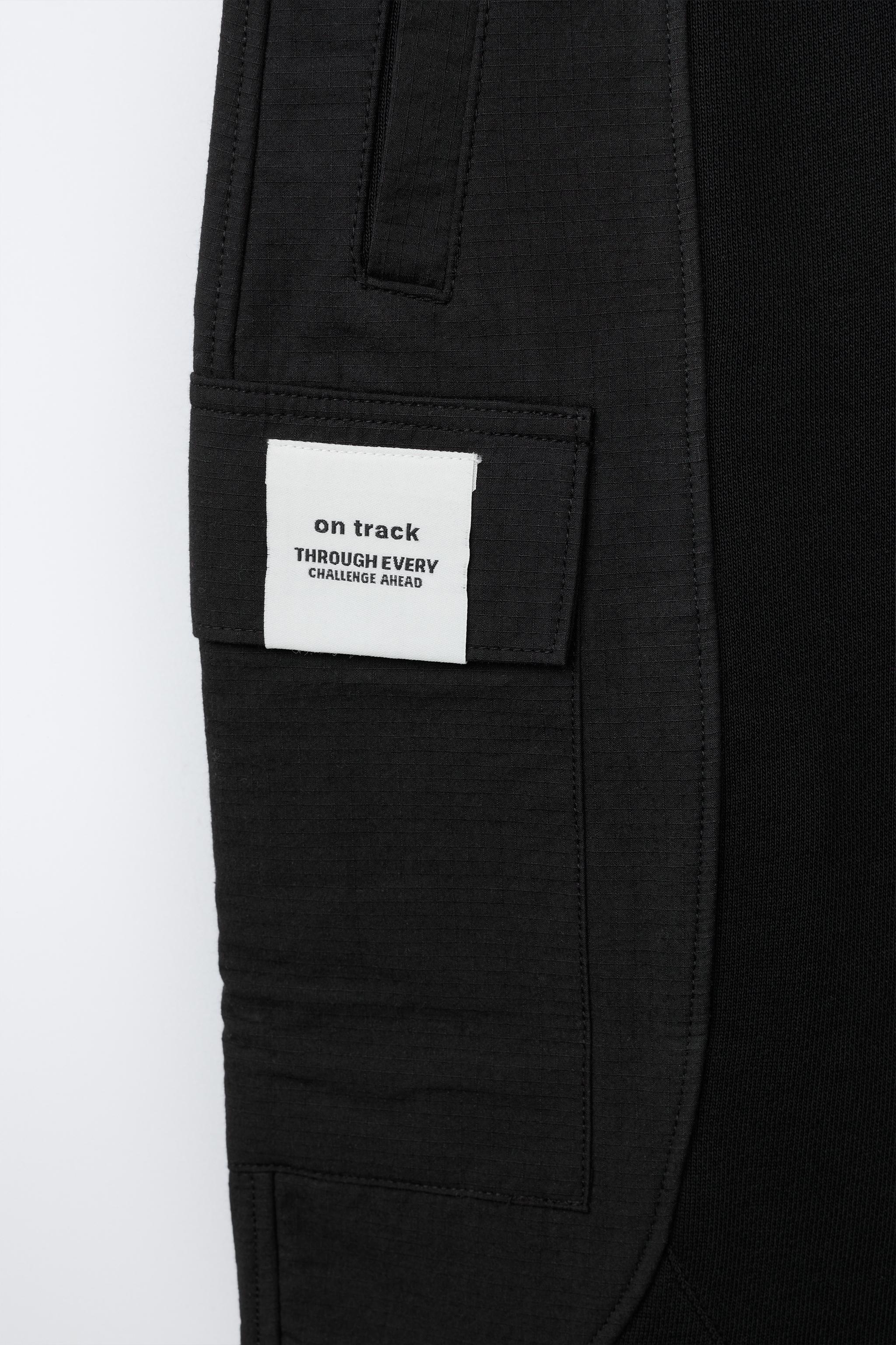 PANTALON EN MATIÈRES VARIÉES AVEC ÉTIQUETTE